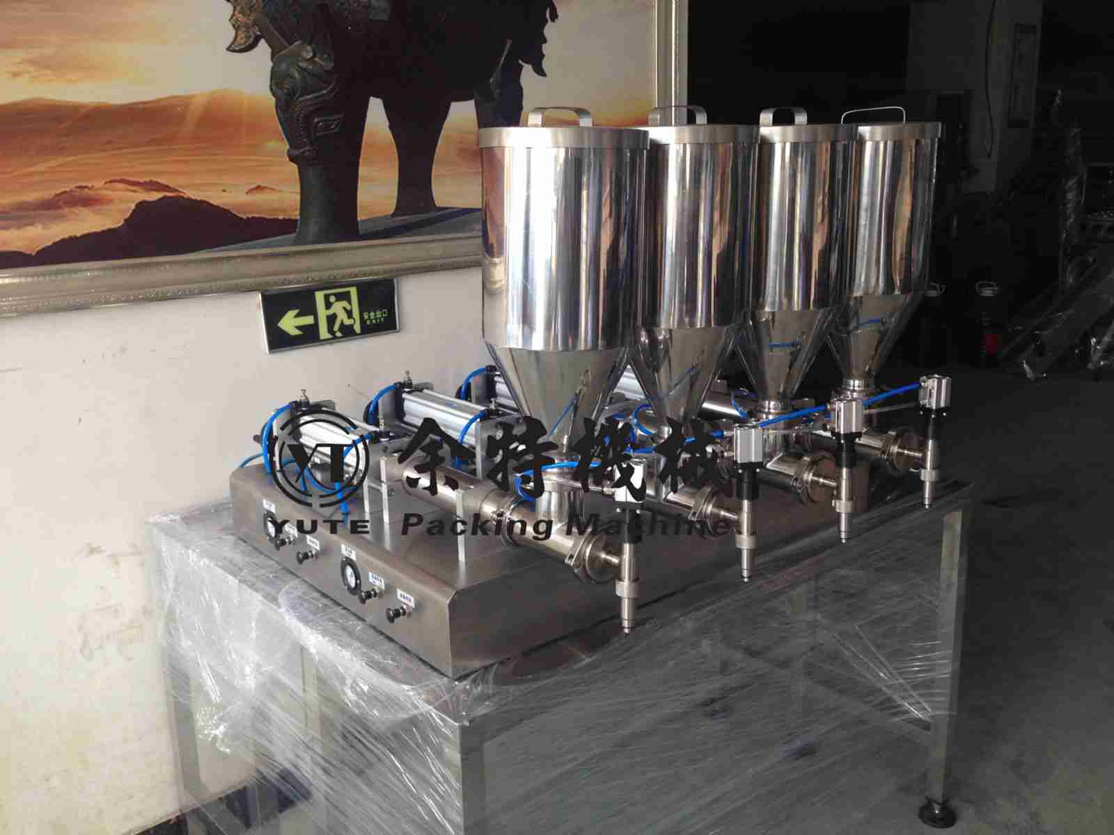 四頭臥式氣動(dòng)灌裝機(jī) 四頭臥式氣動(dòng)灌裝機(jī)